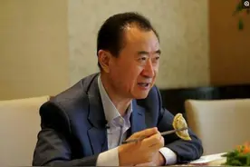 王思聪与王健林父子二人吃饭的反差可真大图片