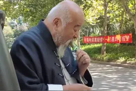 65岁李琦近况曝光，出行开豪华电动车，晚年得糖尿病仍吃肉喝酒图片