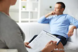 36岁市场总监醒悟：拖垮一个人最好的方式，就是深陷“爬梯思维”图片