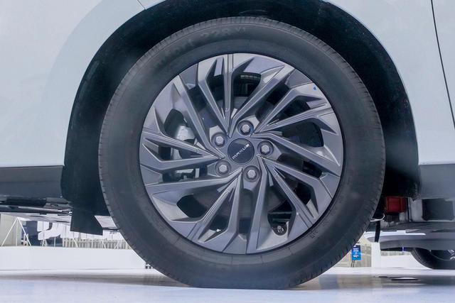 场地试驾上汽MAXUS EUNIQ 5，底盘质感出色的家用MPV