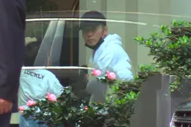 张晋三胎儿子曝光，才2岁身高赶上爸爸腰，蹦蹦跳跳超乖巧显活泼图片