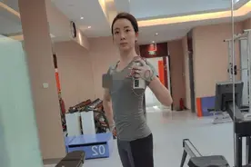 央视主持李思思秀身材翻车？紧身衣秀凹凸曲线，被批衣着不得体图片