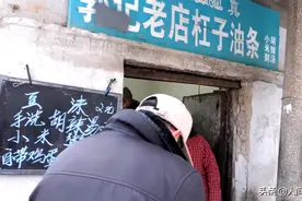 河南大爷卖油条57年，6元1斤坚持纯手工制作，环境脏乱客人也爱吃图片