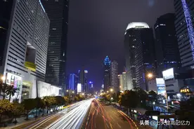 离不开的深圳，回不去的故乡，实拍中秋节街头捡剩饭的失败女人图片