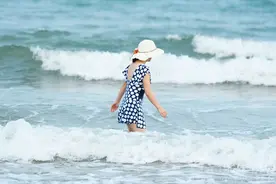这些在大海里嬉水冲浪的图片 看着都清凉图片