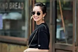 日本美女米色裤子选择这样搭配，穿的不花俏，满有高级感图片