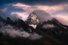 他爬上西藏各地的山，拍下那些藏在山林秘境中的绝美仙境图片