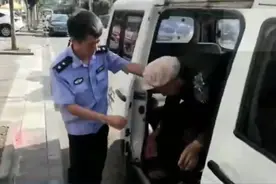 八旬老人进城探女迷路 热心民警助力父女团圆图片