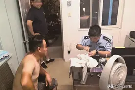 副所长帮助缝纽扣化解夜市两摊贩纠纷图片