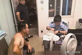 副所长帮助缝纽扣化解夜市两摊贩纠纷图片