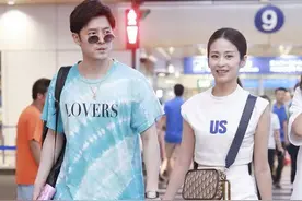 颖儿真粘老公，穿“儿童背心”和付辛博牵手，气场放松像普通人图片