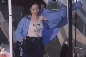34岁杨幂穿私服秀身材，运动背心牛仔裤穿出性感，撩发浅笑显妩媚图片