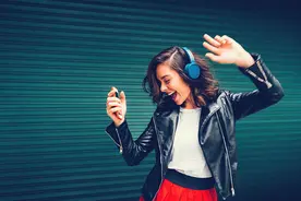 孩子几岁要跟父母分床睡？若错过这三个阶段，对娃影响很大图片