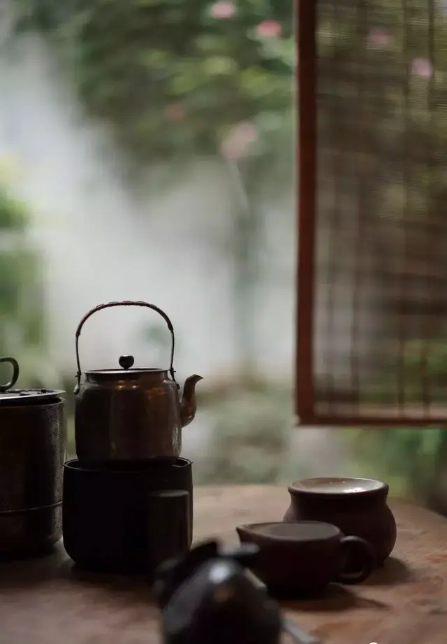 温水闷泡、坐杯、慢出水，伪装劣质白茶的三种方式