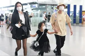 包贝尔妻子穿衣有一套，丝袜外面再套双堆堆袜，实用还意外显时髦图片