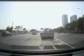 车辆快速路上连续变道并压越导流线急入匝道被举报 交警迅速查处依法对驾驶人罚款记分图片