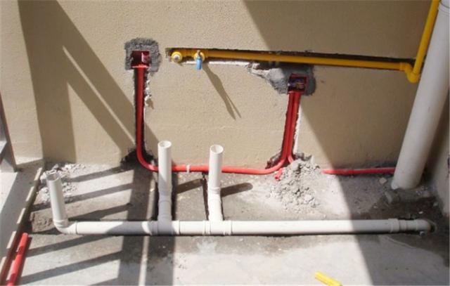 1,上排水洗衣机排水管应这样安装:应该吊装在机器背面,并且高度不能