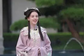 有内味了！外国妹纸穿汉服把酒对月图片