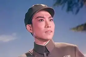 宋玉庆22岁就火遍全国，退休后去了美国当众唱：打败美帝野心狼图片