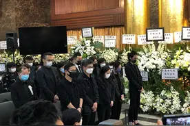 吴孟达丧礼现场直击：灵堂一片花海，周星驰第一个到场，刘德华、吴君如悼念，影迷送行，家人用达叔金句致谢图片