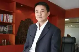 欠债800亿逃往外国，带走一女明星和61个亿，父亲去世都不回来图片