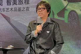 51岁高晓松变身潮男，万元外套叠穿衬衣，筷子腿撑不满牛仔裤图片