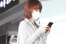 王子文尴尬了！牛仔半身裙被穿成了“拖地裙”，果然身高是硬伤图片