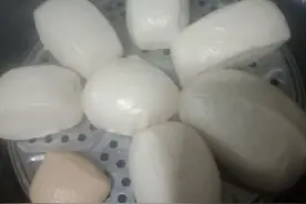 为何馒头蒸好了，开锅后有些馒头会缩回去成死面？原因竟如此简单图片