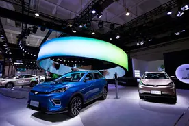 去4S店买车，为啥销售员会主动提出送贴膜？内行人：套路在后面图片