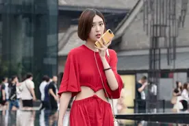 最近火了“一个环”，裙子都靠它撑着，走起路来，意外好看图片