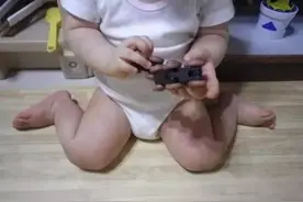 想让女儿变成大长腿，宝宝一岁前这些动作不能做，再“萌”也不行图片