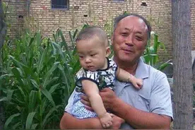 老人集市卖桃子，流浪汉偷拿3个装作没看见，收摊时惊喜来了图片