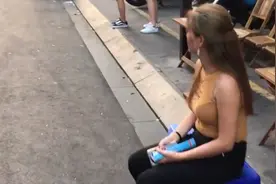 中缅边境生活着大量缅甸女孩，她们靠什么生活？说出来你可能不信图片