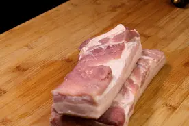 别再用开水解冻肉了，教你一招，5分钟快速解冻，吃着跟鲜肉一样图片