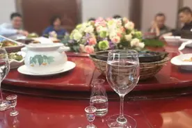 有感于七十岁女儿过生日，老妈坐一桌饭菜图片