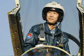 我们在战位报告 英雄篇章｜英雄试飞员李中华：蓝天铸剑，不畏死神图片