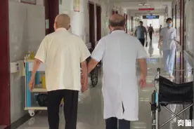 手牵手！德州66岁医生带99岁父亲上班图片