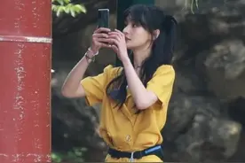 郑爽还是太瘦了，穿连体短裤腰带紧勒，但还时不时需要提提图片