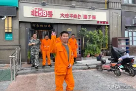 “只要救援队来吃饭，二十四小时免费提供”图片