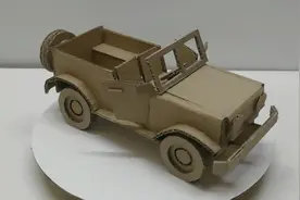 手工达人用废旧纸板制作了一辆简易吉普车，完成后小朋友羡慕不已