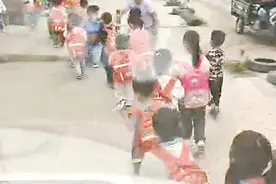 任丘一幼儿园竟用无资质报废“校车”超员接送幼儿图片