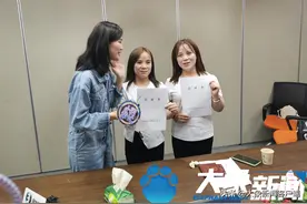 一切都是最好的安排，2个父母变4个！河南双胞胎姐妹认亲图片