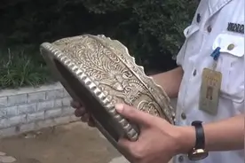 男子拿爷爷祖传“宝物”卖钱买烟 称：留着有什么用嘛图片