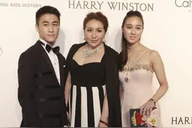 何猷君三姐弟同框，何超盈胖过头太富态，20岁何超欣气质太清新图片