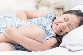 5岁女孩总往厕所里跑，妈妈跟去厕所查看，结果妈妈一脸煞白图片