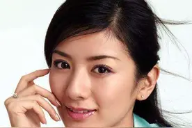 黄奕在家可真壕，跑步机台球桌一应俱全，穿黑色健美裤打台球图片