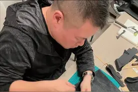 小岳岳为省钱亲自给老婆做包，把老婆哄得好欢喜，网友喊话张智霖图片