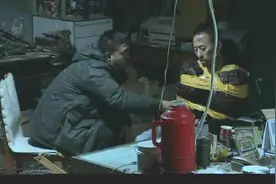 武子把他绑起来，不断挠痒痒，逼问孩子的事情，可他就是不说视频封面