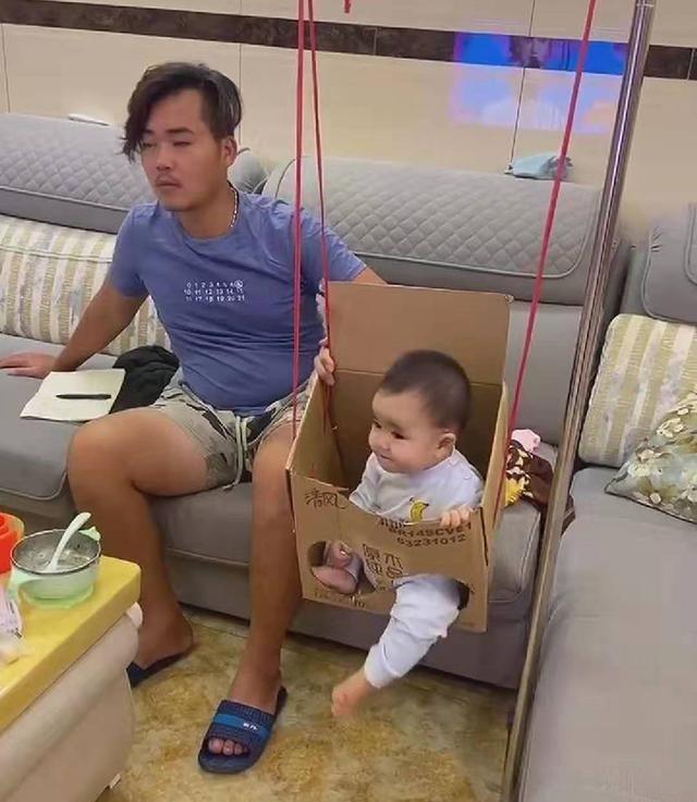 宝爸自制“秋千”哄娃，儿子淡定坐着，妈妈：一个敢坐一个敢摇