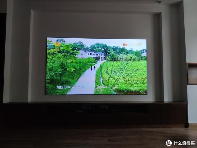 你以为是墙？不！它是电视机！投影入门：画卷幕布菲斯特S1测评